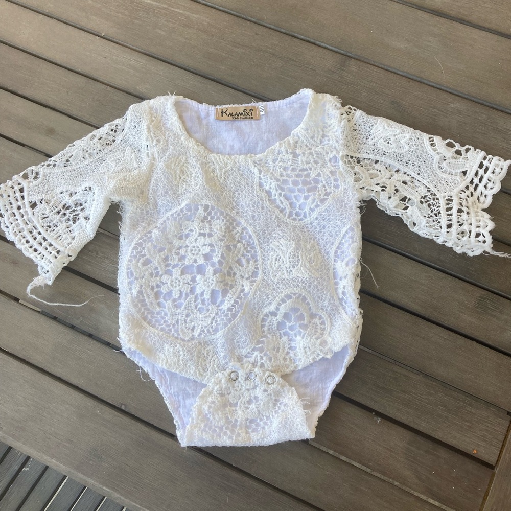 White lace long sleeved onesie size 70 (6-9 month)